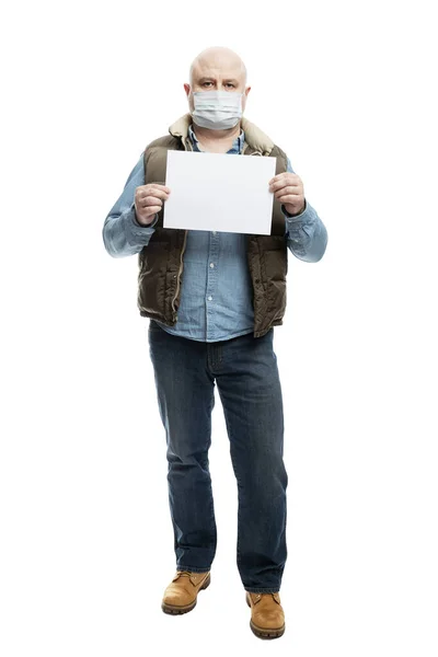 Der Maskierte Mann Hält Ein Leeres Blatt Weißes Papier Der — Stockfoto