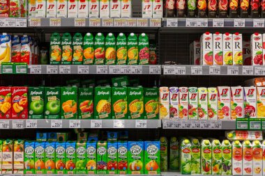 Moskova, Rusya, 15 / 05 / 2020: süpermarket raflarındaki paketlerde çeşitli meyve sularının geniş bir seçimi.