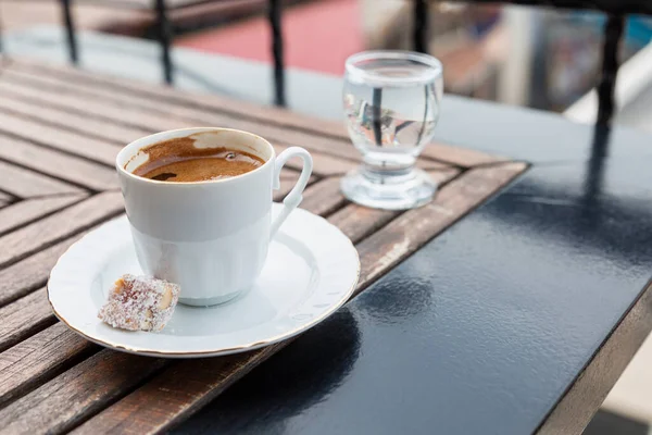 Turecka Kawa Szklanka Wody Stole Kawiarni Miejsce Tekst Świetny Początek — Zdjęcie stockowe