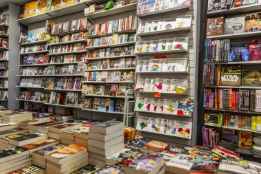 Amsterdam, Hollanda, 10 / 10 / 2019: Mağazada geniş bir kitap çeşidi. Raflarda edebiyat satırları.