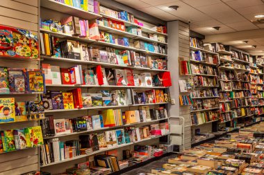 Amsterdam, Hollanda, 10 / 10 / 2019: Mağazada geniş bir kitap çeşidi. Raflarda edebiyat satırları.