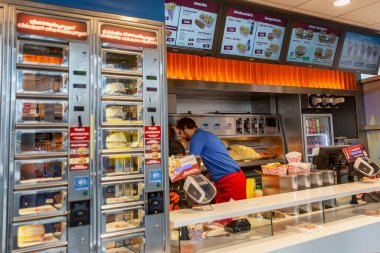 Amsterdam, Hollanda, 10 / 10 / 2019: Modern bir tren istasyonunda fast food ile fast food noktası. Kızarmış patates ve hamburger..