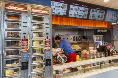 Amsterdam, Hollanda, 10 / 10 / 2019: Modern bir tren istasyonunda fast food ile fast food noktası. Kızarmış patates ve hamburger..