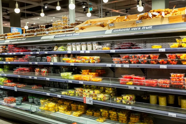 アムステルダム オランダ 2019 店舗で棚に果物を提供します 天然の健康的なスナックの大規模な選択 ビタミンや菜食主義 — ストック写真