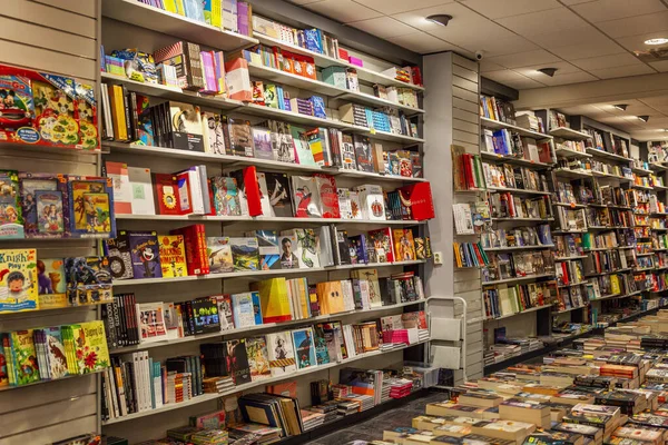 Amsterdam, Hollanda, 10 / 10 / 2019: Mağazada geniş bir kitap çeşidi. Raflarda edebiyat satırları.
