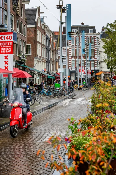 Ámsterdam Países Bajos 2019 Calle Centro Una Ciudad Europea Día — Foto de Stock