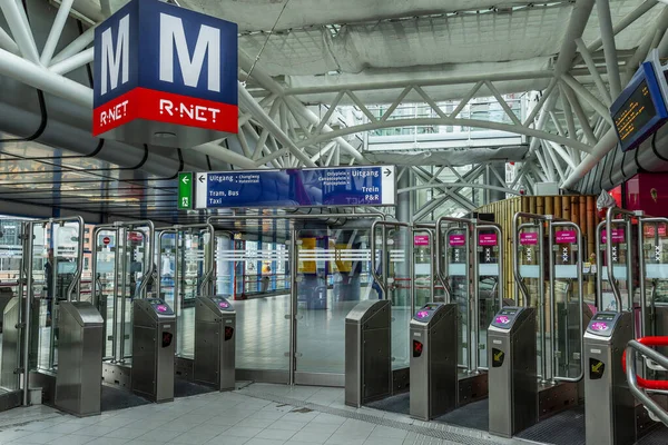 Amsterdam, Hollanda, 10 / 10 / 2019: Modern uluslararası otobüs durağı. Metrodan turnikelerle ve metro tabelasıyla çık. İç görünüm.