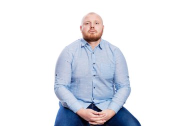 Sakallı, üzgün, şişman, kırmızı adam. Aşırı ağırlık sorunu var. Beyaz bir arkaplanda izole edilmiş.