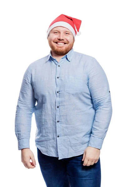戴着圣克劳斯帽的红头发男人笑了 新年和圣诞节庆祝活动 被白色的背景隔离了垂直方向 — 图库照片