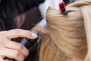 Güzellik salonunda bir stilistle saç şekillendirme. Yakın plan..