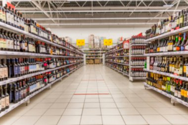 Süpermarket alkol reyonları. Harika şarap seçimi. Coronavirüs salgınında müşterileri uzak tutmak için. Mesaj için yer var. Bulanık.