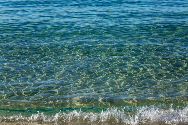 Τυρκουάζ Αφρώδες Κύμα Μια Χρυσή Αμμουδιά Ήρεμη Επιφάνεια Της Θάλασσας — Φωτογραφία Αρχείου