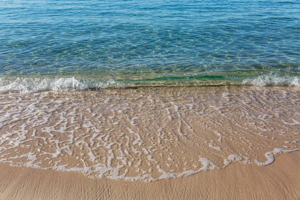 Onda Schiumosa Turchese Una Spiaggia Sabbia Dorata Superficie Calma Del — Foto Stock