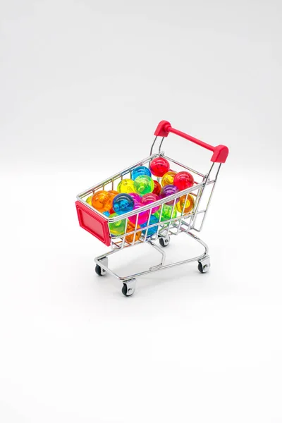 Winkelwagen met kleurrijke ballen — Stockfoto