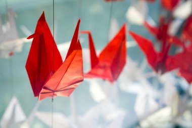 Kırmızı Origami kuşlar