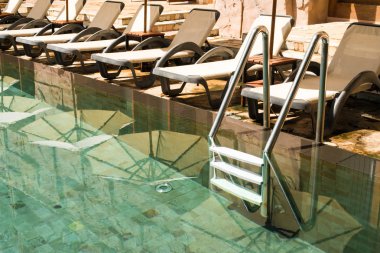 Merdivenli yüzme havuzu