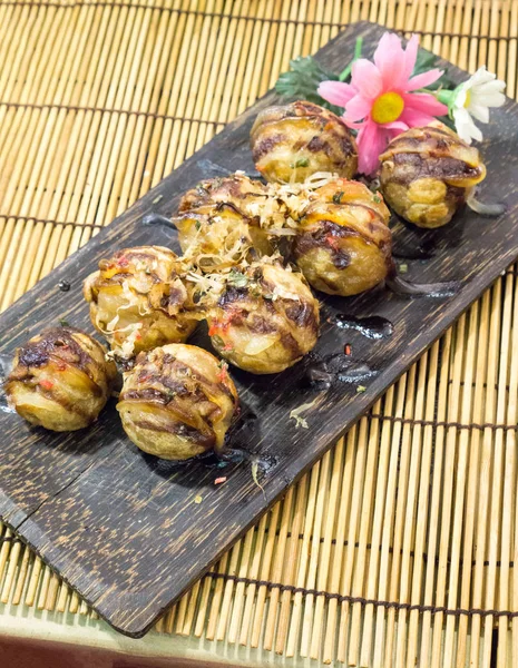 Takoyaki em bandeja de madeira — Fotografia de Stock