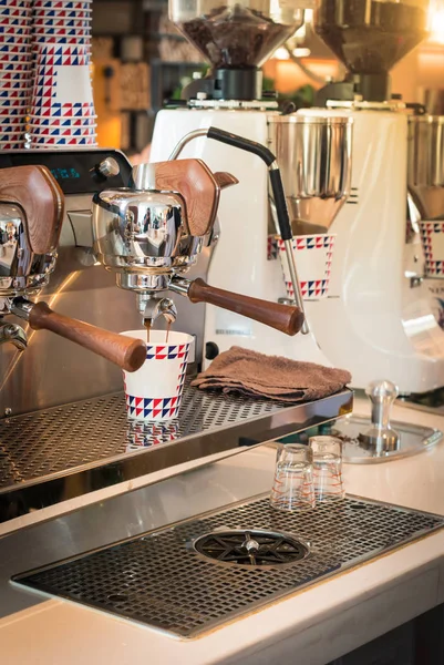 Эспрессо-машина наливает кофе — стоковое фото