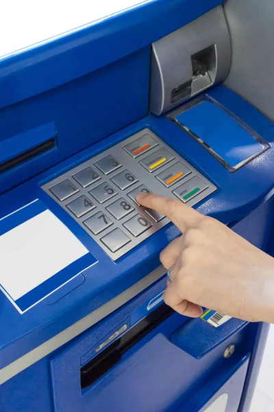 Mão de uma mulher usando um ATM — Fotografia de Stock