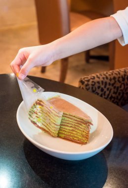 Çocuk el plastik wrap çekerek