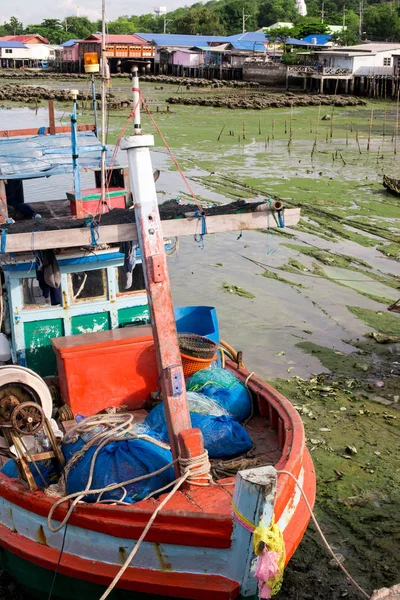 Buntes Fischerboot — Stockfoto