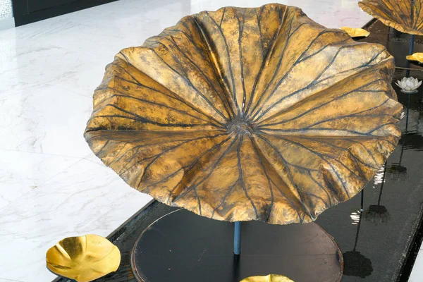 Kovové zlato Lotus — Stock fotografie