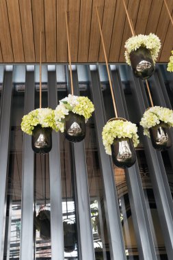 Siyah Cam asılı beyaz ve yeşil çiçek