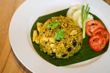 kızarmış tavuk ve ananaslı pilav