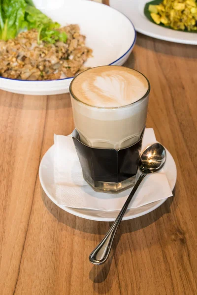 Hete latte in hoog glas — Stockfoto