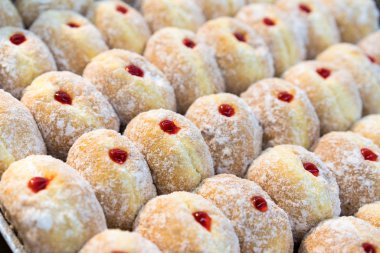 Taze çilek reçeli ile doldurulmuş donut Merkezi yaptı