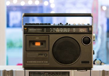 Koyu gri vintage radyo