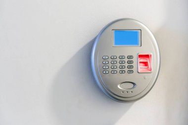Kırmızı parmak izi duyumsal ile gümüş biyometrik tarama
