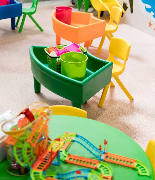 Пластиковые песчаные игрушки и ведра в игровой комнате — стоковое фото