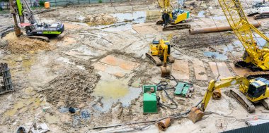 Vinç ve Ekskavatör inşaat sitesinde.