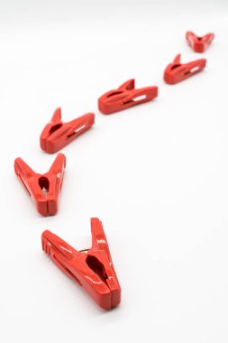 kırmızı kumaş klipler