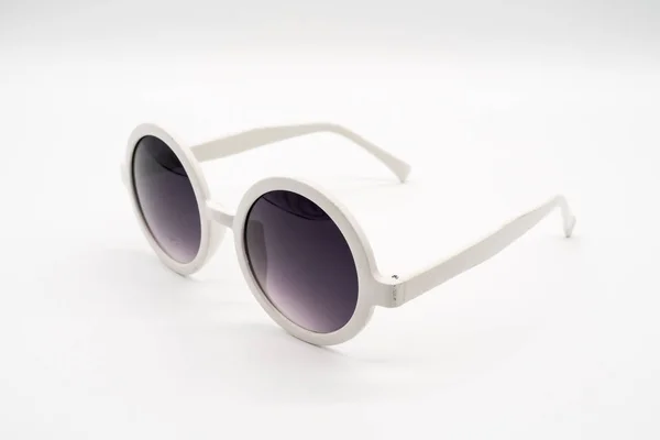 Lunettes de soleil en plastique surdimensionnées blanches — Photo