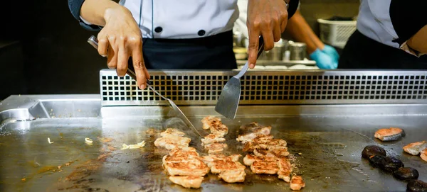 Mão de Chef cozinhar bife de frango — Fotografia de Stock