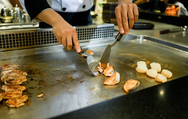 Mão de Chef cozinhar bife de salmão — Fotografia de Stock