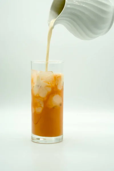 Verter leche en un vaso de té de leche tailandés — Foto de Stock