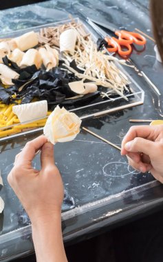 Eller kadın yapma yapay çiçek