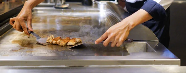 Mão de Chef cozinhar bife de frango — Fotografia de Stock