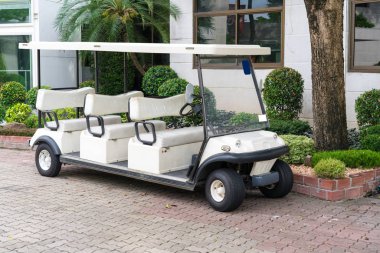 Beyaz golf arabası ile arka koltuk genel parkta