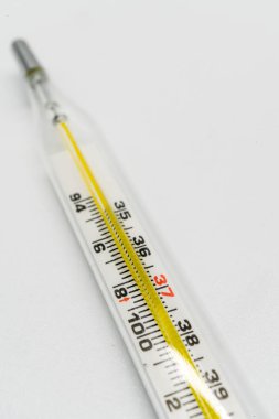 Tıbbi termometre beyazda izole edildi