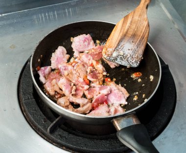 Tavada kızartılmış dilimlenmiş domuz eti tava tava kızgın yağ, sarımsak ve r