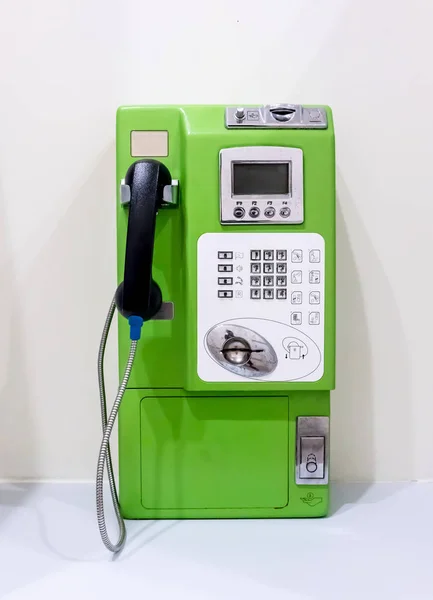 Зеленый винтажный телефон-автомат — стоковое фото