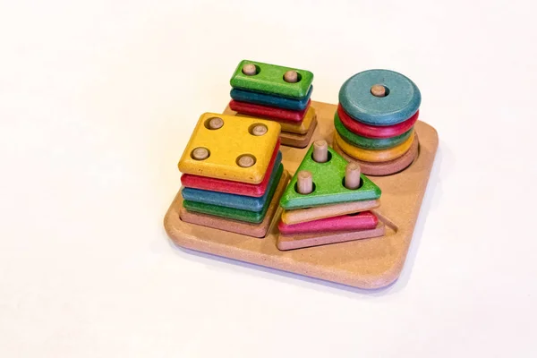 Barevné dřevěné hračky izolovaných na bílém — Stock fotografie