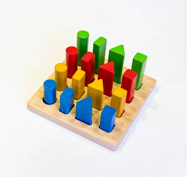 Barevné dřevěné hračky izolovaných na bílém — Stock fotografie