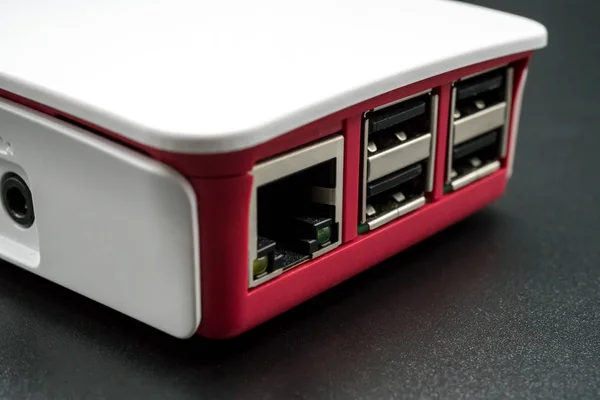 Мбаппе и порты одноплатного компьютера в белом и красном цветах — стоковое фото
