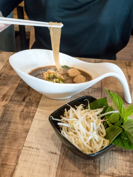 Sopa de fideos de res con bola de carne servida con brote de frijol y albahaca sagrada —  Fotos de Stock