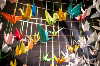 İp ile renkli origami Kuşlar uçar